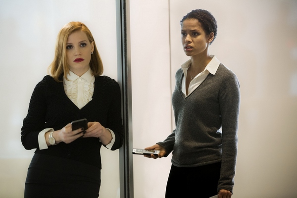 M018 (Left to right.)  Jessica Chastain  and GuGU Mbatha-Raw star in EuropaCorp's "Miss Sloane". Photo Credit : Kerry Hayes ฉ 2016 EuropaCorp ะ France 2 Cinema