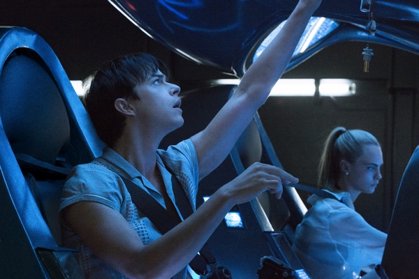 Dane DeHaan and Cara Delevignge in Luc Besson's VALERIAN AND THE CITY OF A THOUSAND PLANETS. Credit:  Courtesy of EuropaCorp Copyright:  © 2016 VALERIAN SAS Ð TF1 FILMS PRODUCTION.