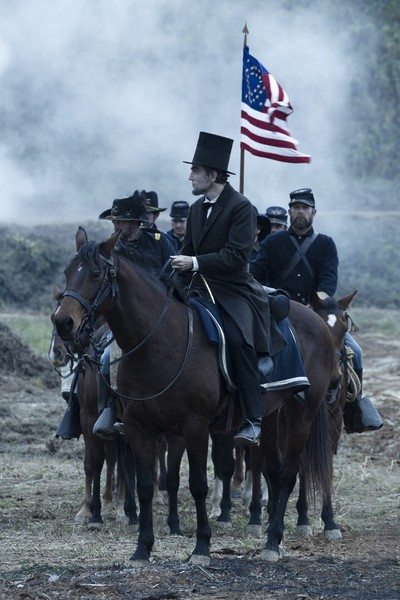 "LINCOLN" L 002611R President Abraham Lincoln (Daniel Day-Lewis) looks across a battlefield in the aftermath of a terrible siege in this scene from director Steven Spielberg's drama "Lincoln" from DreamWorks Pictures and Twentieth Century Fox. Ph: David James, SMPSP ©DreamWorks II Distribution Co., LLC.  All Rights Reserved.