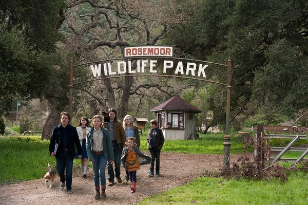 Benjamin Mee (Matt Damon) gets the grand tour of his newly-purchased zoo from head zookeeper Kelly Foster (Scarlett Johansson).  Along for the expedition are: Benjamin’s young daughter Rosie (Maggie Elizabeth Jones, far right), zookeeper Robin Jones (Patrick Fugit) and monkey, Rhonda Blair (Carla Gallo), Lily Miska (Elle Fanning) and Benjamin’s son Dylan (Colin Ford, rear).