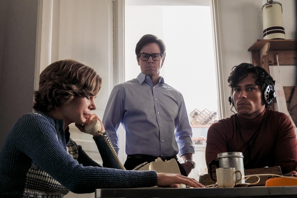 The kidnappers call a distraught Gail (Michelle Williams) threatening to harm Paul if they are not paid while Fletcher Chase (Mark Wahlberg, center) overlooks in TriStar Pictures' ALL THE MONEY IN THE WORLD.